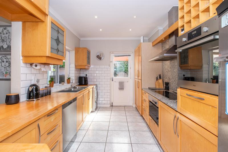 To Let 5 Bedroom Property for Rent in Meadowridge Western Cape